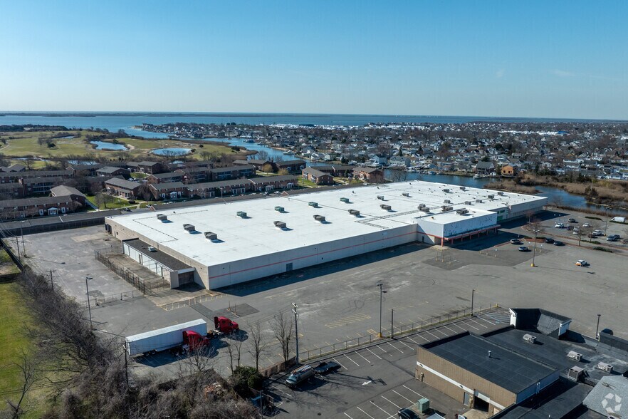 1000 W Montauk Hwy, West Babylon, NY à louer - Aérien - Image 3 de 3