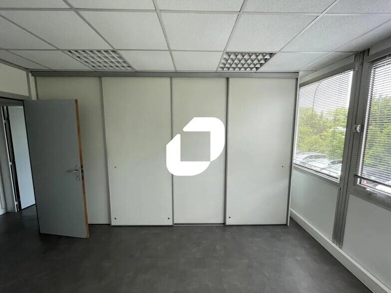 Office in Noisy-le-Grand for lease - Building Photo - Image 3 of 7