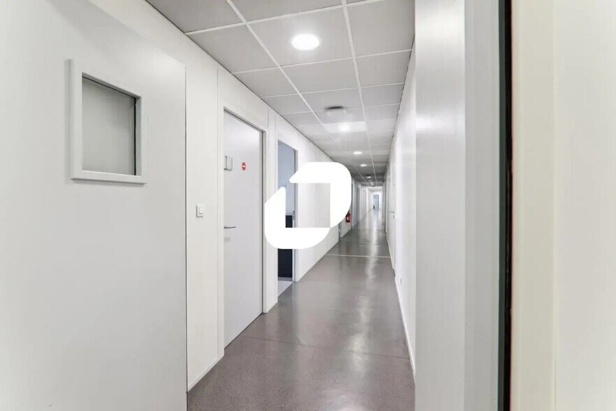 Office in Noisy-le-Grand for lease - Interior Photo - Image 2 of 11