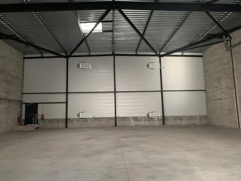 Industrial in Aix-en-Provence for lease - Interior Photo - Image 2 of 8