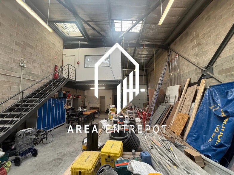 Flex in Marseille for lease - Interior Photo - Image 2 of 6