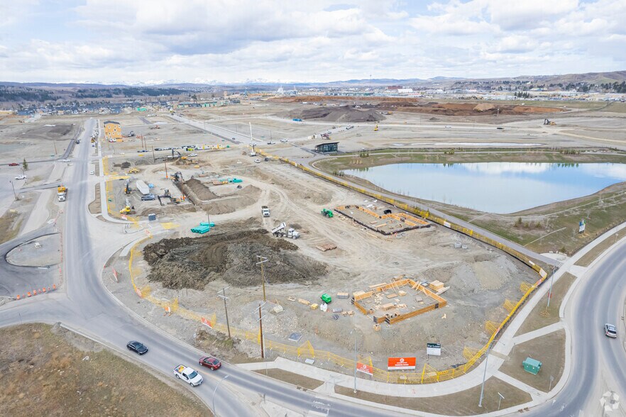 264 Park St, Cochrane, AB à louer - Photo du bâtiment - Image 2 de 7