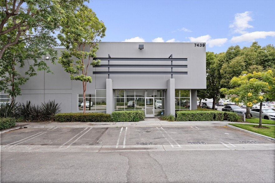 7433-7439 Lampson Ave, Garden Grove, CA à vendre - Photo du bâtiment - Image 1 de 28