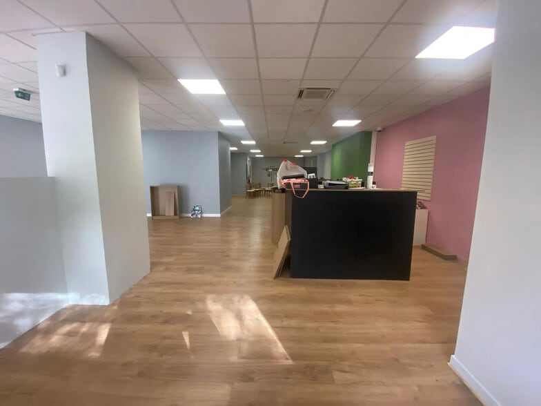 Retail in Marseille for lease - Interior Photo - Image 3 of 5