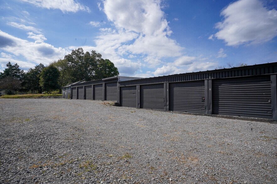 Hope Storage Portfolio | 155 Units portefeuille de 2 propriétés à vendre sur LoopNet.ca - Photo du bâtiment - Image 2 de 23