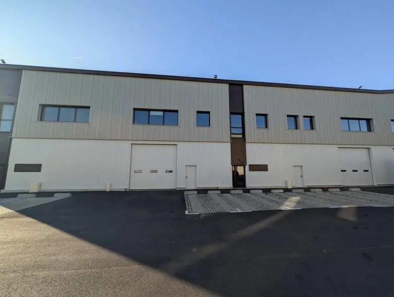 23 Rue Des Beaux Soleils, Osny for lease - Building Photo - Image 3 of 9