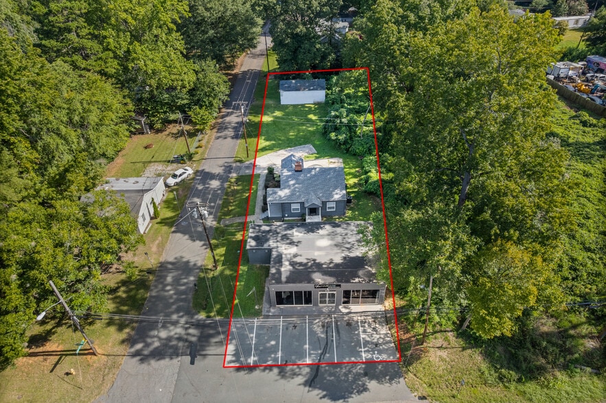 8128 and 8140 Mount Holly Rd portfolio of 2 properties for sale on LoopNet.ca - Building Photo - Image 3 of 19