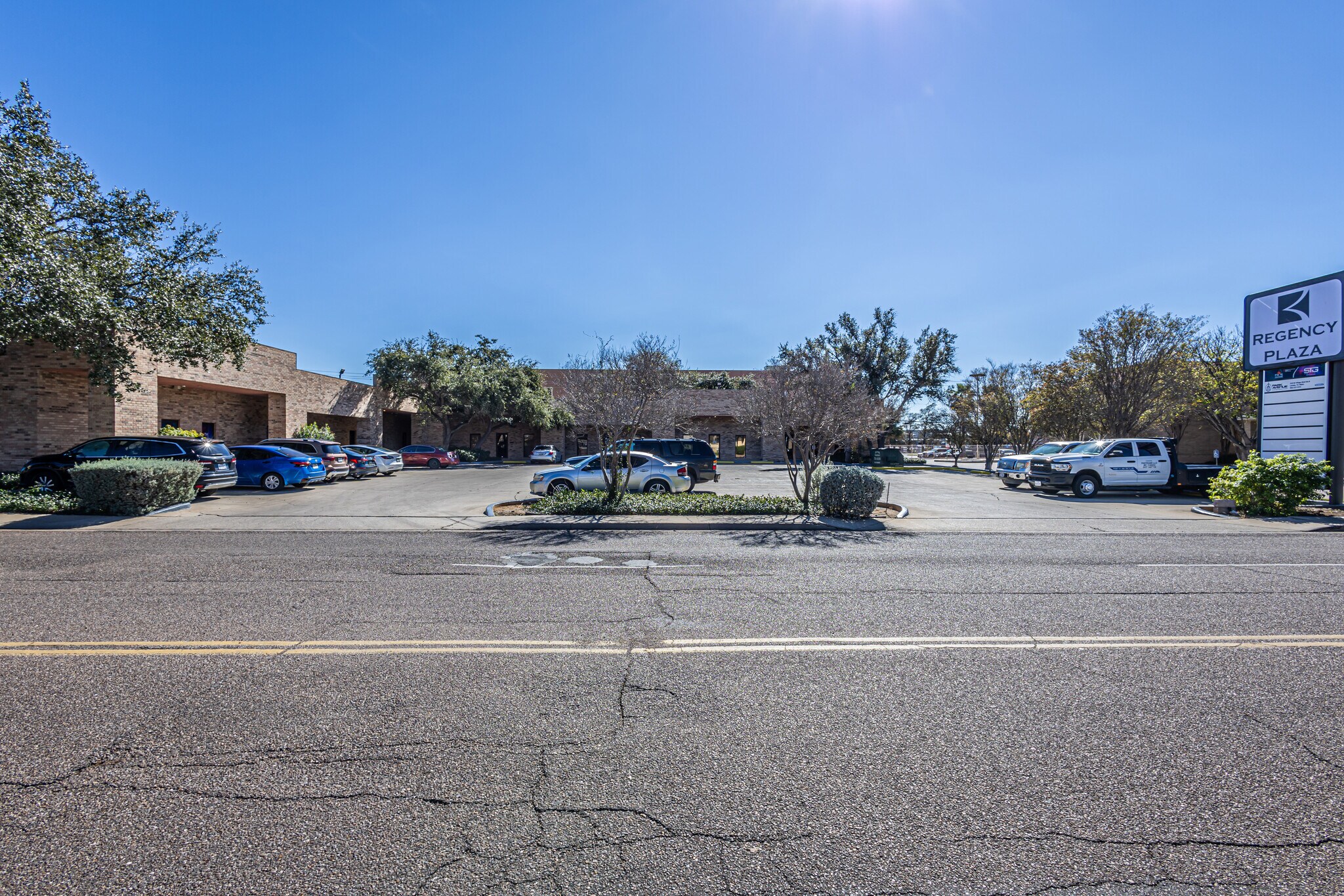 213 W Village Blvd, Laredo, TX à vendre Photo du bâtiment- Image 1 de 1