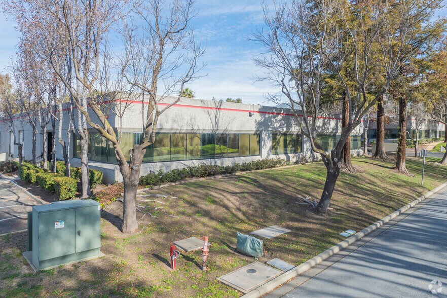 117 Fourier Ave, Fremont, CA à vendre - Photo du bâtiment - Image 2 de 9