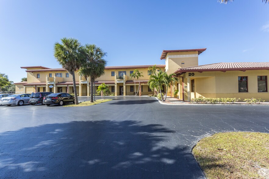 20 Barkley Cir, Fort Myers, FL à vendre - Photo du bâtiment - Image 2 de 9