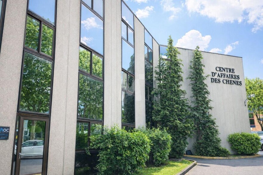 Office in Grigny for lease - Building Photo - Image 1 of 16