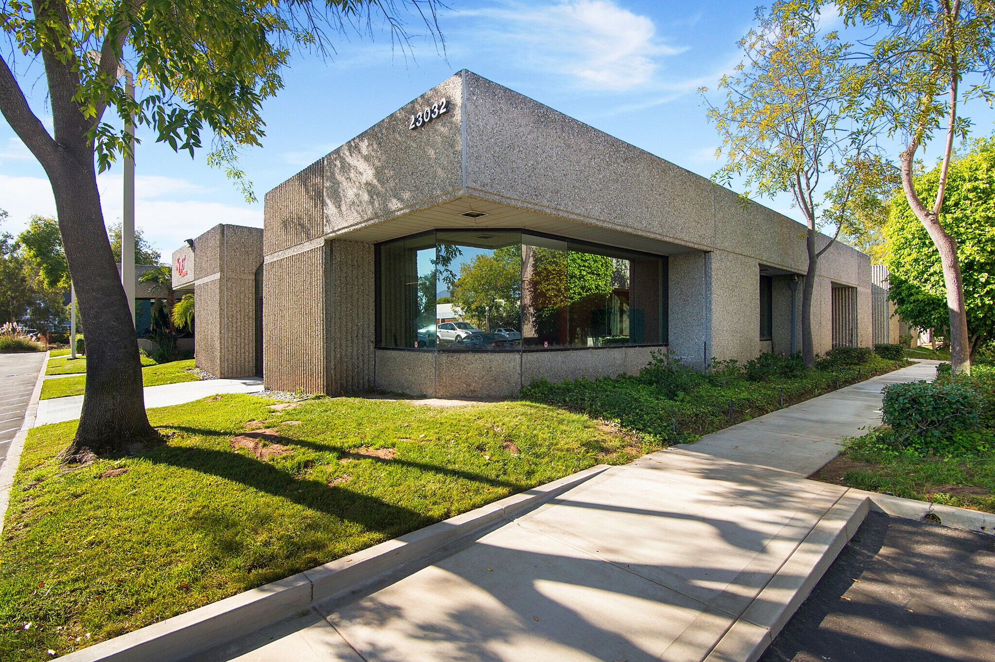 23032 Mill Creek Dr, Laguna Hills, CA à vendre Photo du bâtiment- Image 1 de 1