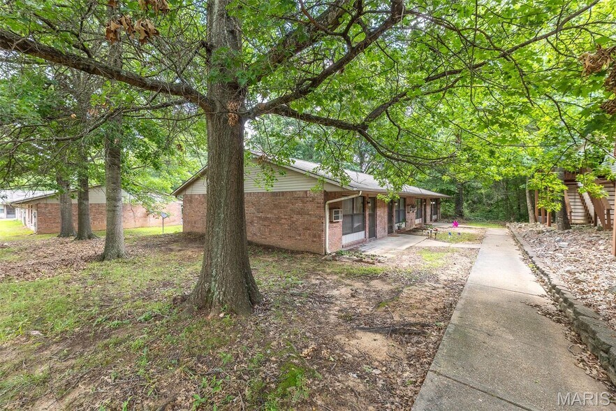 2733 Holly Trl, Poplar Bluff, MO à vendre - Photo du bâtiment - Image 2 de 21