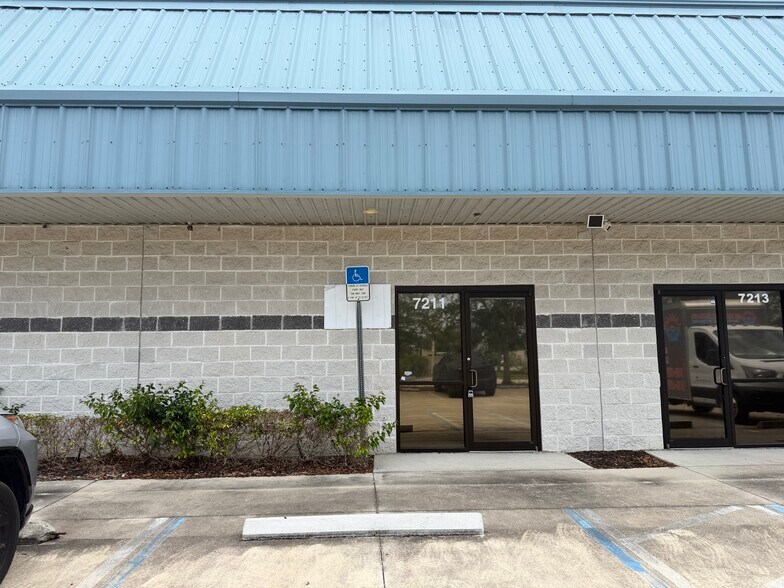 7203-7217 21st St E, Sarasota, FL à louer - Photo du bâtiment - Image 2 de 13