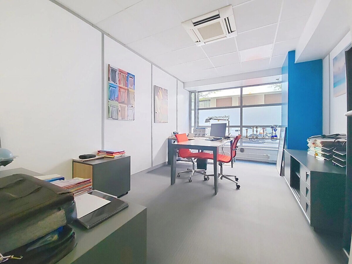 Paris, PAR 75015 -  -  - Photo intérieure - Image 1 of 3