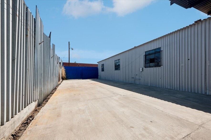 8428 San Fernando Rd, Sun Valley, CA for lease - Building Photo - Image 2 of 10