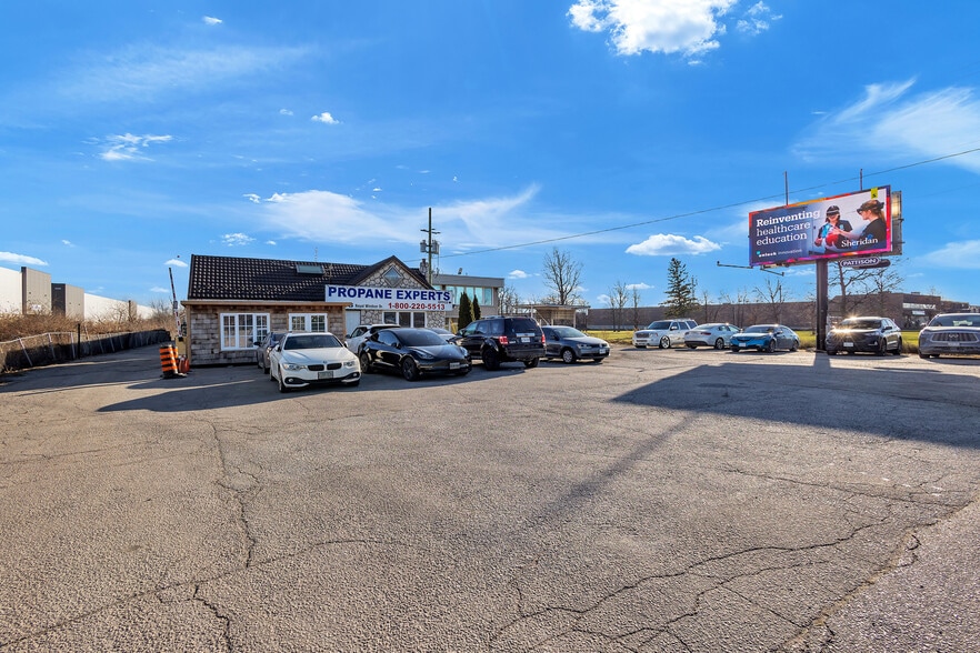 2568 Royal Windsor Dr, Mississauga, ON for sale - Primary Photo - Image 1 of 1