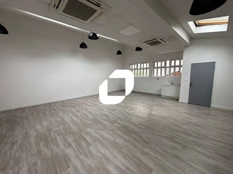 Office in Villeurbanne for lease Interior Photo- Image 1 of 12