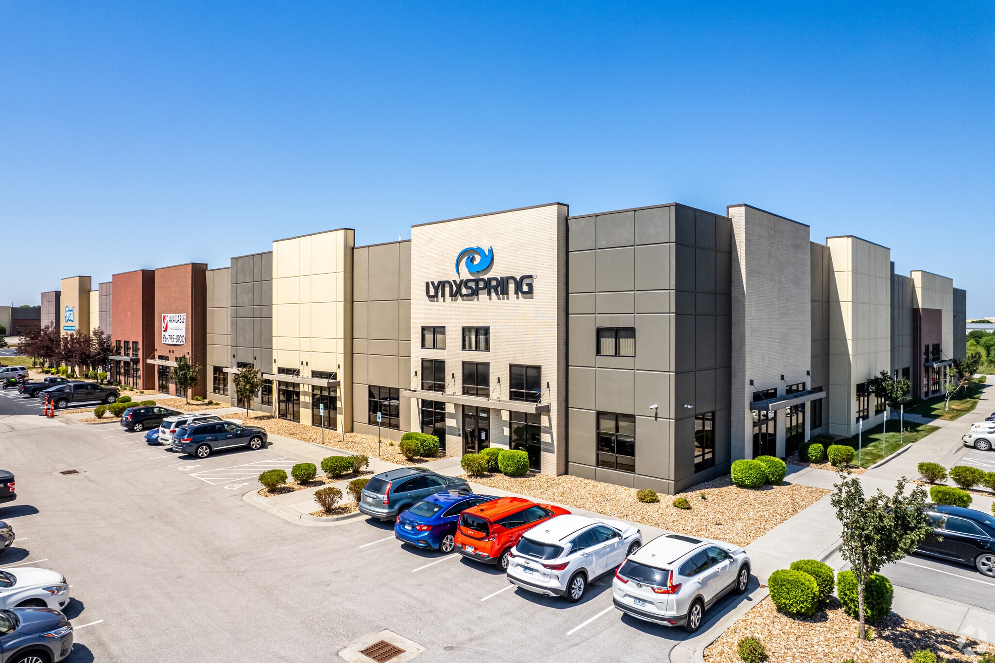 2884-2900 NE Independence Ave, Lee's Summit, MO for lease Primary Photo- Image 1 of 7