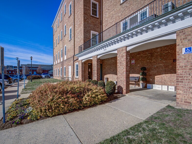 313 Park Ave, Falls Church, VA à louer - Photo du bâtiment - Image 3 de 13