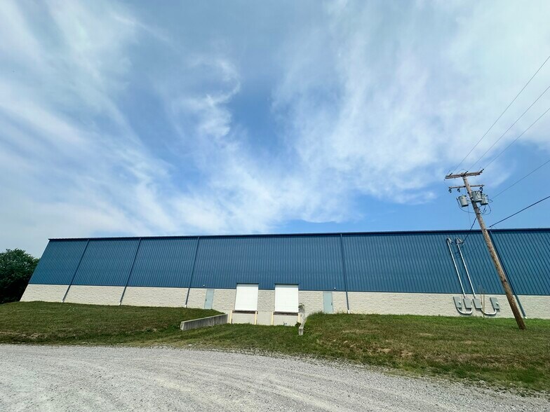 200 8th St, Chester, WV à louer - Photo du bâtiment - Image 2 de 16