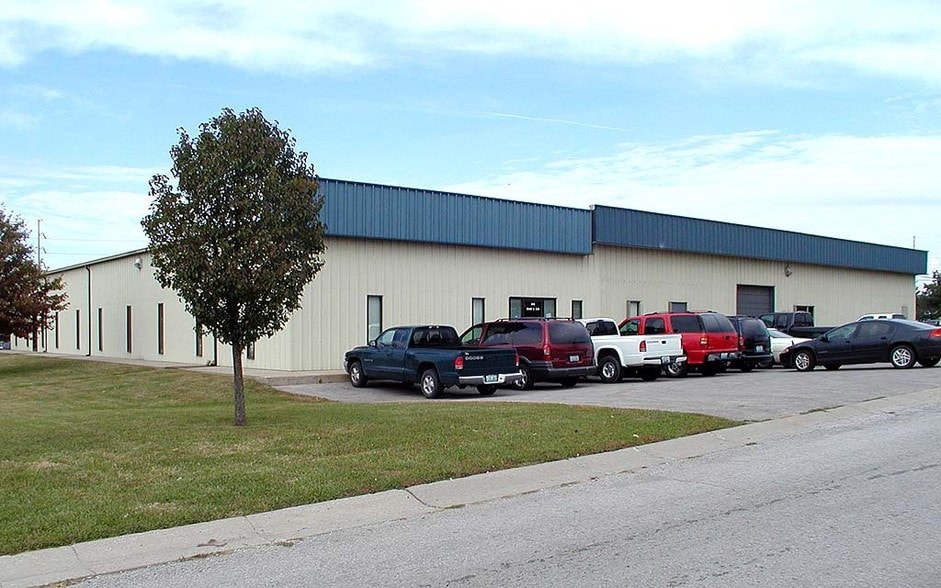 600-602 NW Libby Ln, Lee's Summit, MO for lease - Primary Photo - Image 1 of 2