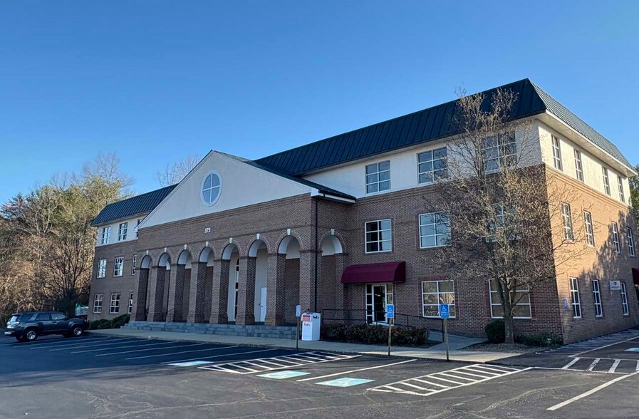 375 Greenbrier Dr, Charlottesville, VA à louer - Photo du bâtiment - Image 2 de 12