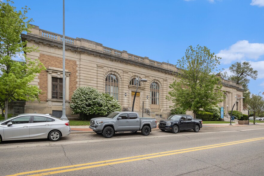 77 E Michigan Ave, Battle Creek, MI à louer - Photo du bâtiment - Image 2 de 10
