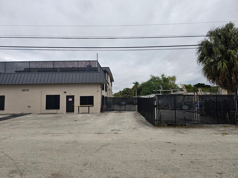 4670 SW 83rd Ter, Davie, FL à vendre - Photo du bâtiment - Image 3 de 17