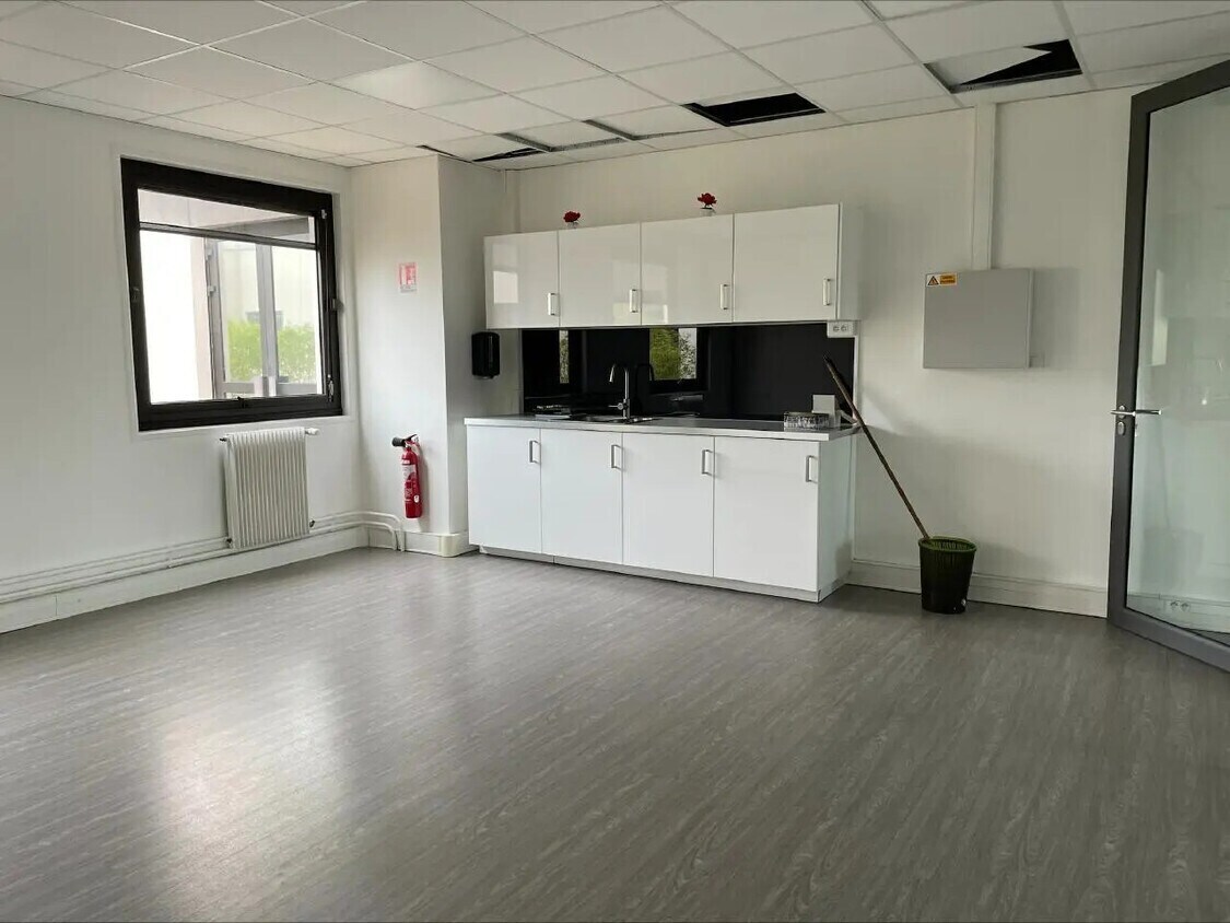Office in Cergy for lease Interior Photo- Image 1 of 4