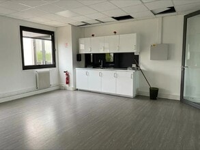 Office in Cergy for lease Interior Photo- Image 1 of 4