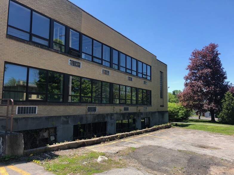 400 Clinton St, Fayetteville, NY à louer - Photo du bâtiment - Image 2 de 12