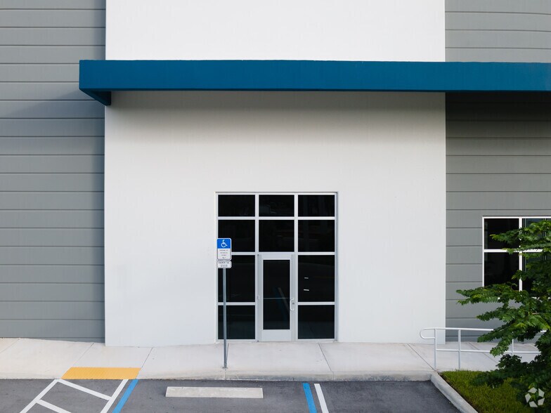 3303 SW 12th Ave, Fort Lauderdale, FL à louer - Photo du bâtiment - Image 2 de 6