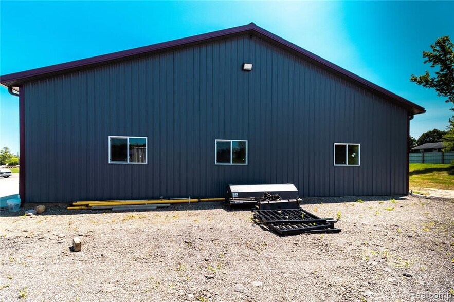 1697 N Saginaw St, Lapeer, MI à louer - Photo du bâtiment - Image 3 de 7