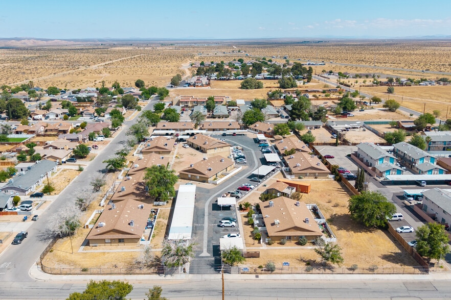 11200 Chamberlaine Way, Adelanto, CA à vendre - Photo du bâtiment - Image 2 de 15