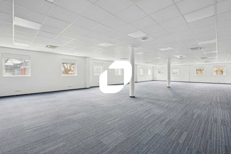 Bureau dans Villeneuve-la-Garenne à louer - Photo du bâtiment - Image 3 de 8