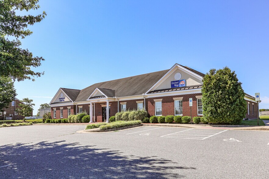 3310 Shannon Park Dr, Fredericksburg, VA à vendre - Photo du bâtiment - Image 3 de 39