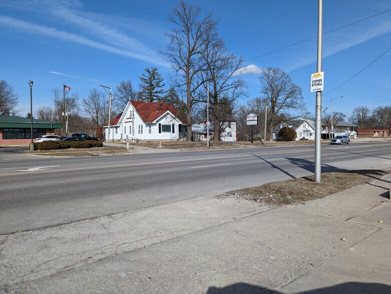 915 Lincoln Ave, Charleston, IL à vendre - Photo du bâtiment - Image 3 de 6