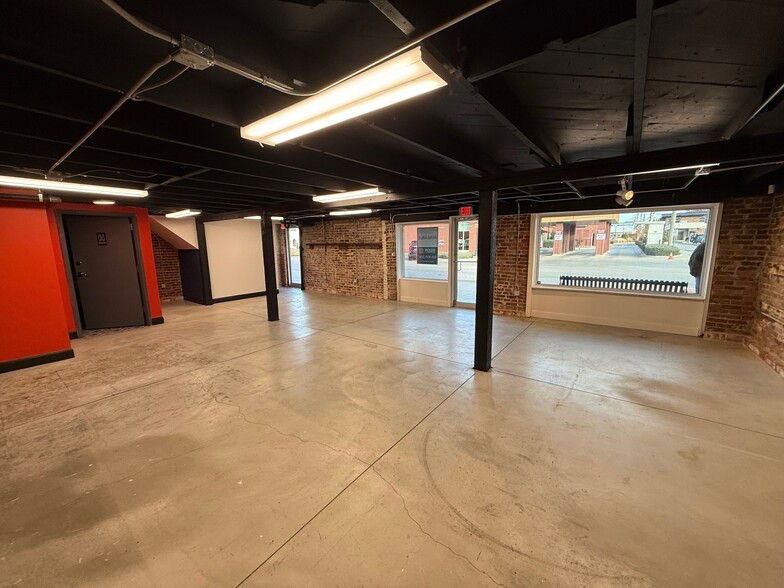 111 E Commercial St, Broken Arrow, OK for lease - Building Photo - Image 2 of 11