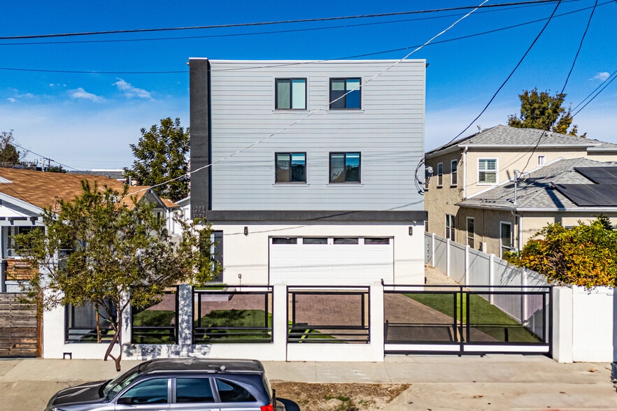 Bring all offers. Flex in Price portfolio of 2 properties for sale on LoopNet.ca - Building Photo - Image 3 of 16