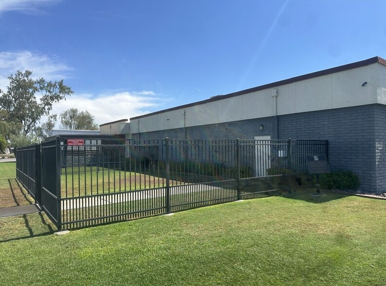 4202 E Raymond St, Phoenix, AZ à vendre - Photo du bâtiment - Image 2 de 2