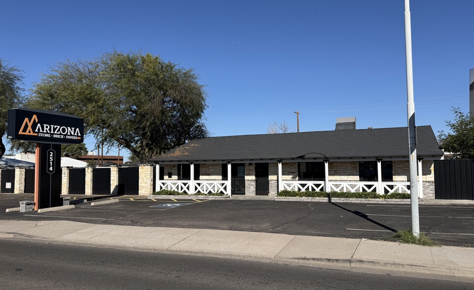 2514 E Indian School Rd, Phoenix, AZ à louer - Photo du bâtiment - Image 2 de 9