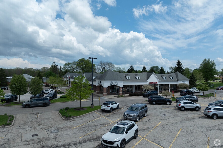 70-120 Barrington Town Square Dr, Aurora, OH à vendre - Photo du bâtiment - Image 2 de 7