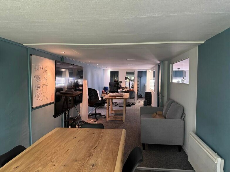 Retail in Lyon for lease - Interior Photo - Image 2 of 12