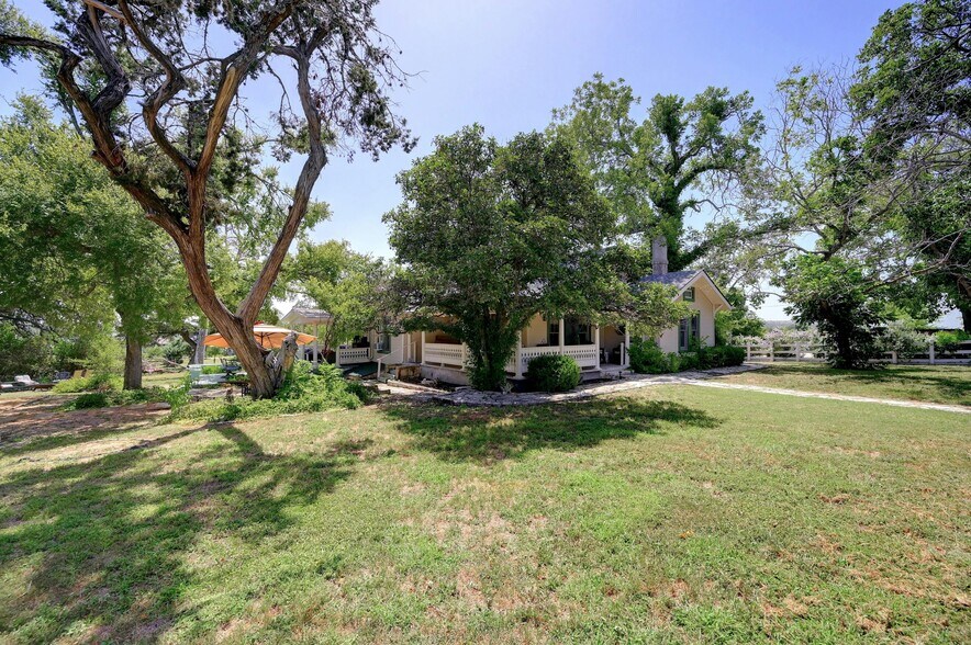 23351 Ranch to Market 150 rd, Driftwood, TX à vendre - Photo du bâtiment - Image 2 de 45