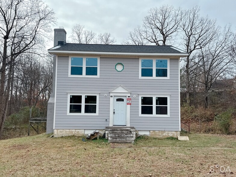200 Clarke Ct, Fredericksburg, VA à vendre - Photo du bâtiment - Image 2 de 9