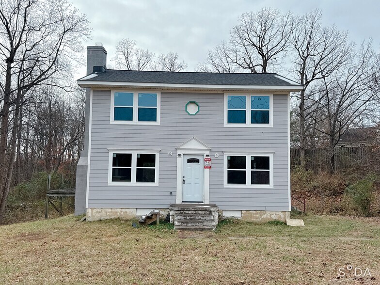 200 Clarke Ct, Fredericksburg, VA à vendre - Photo du bâtiment - Image 2 de 9