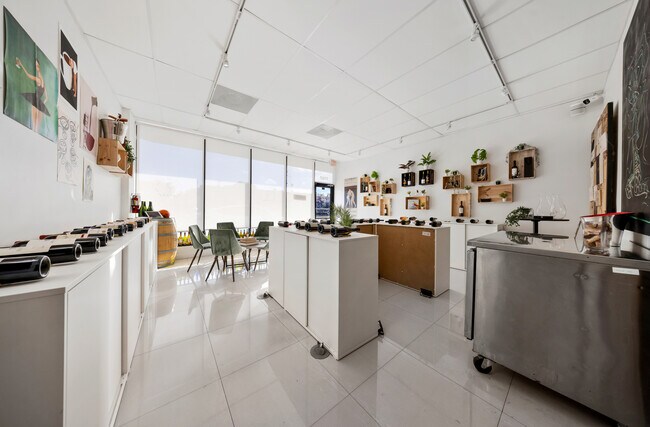 Plus de détails pour 2207-2211 Coral Way, Coral Gables, FL - Commerce de détail à louer