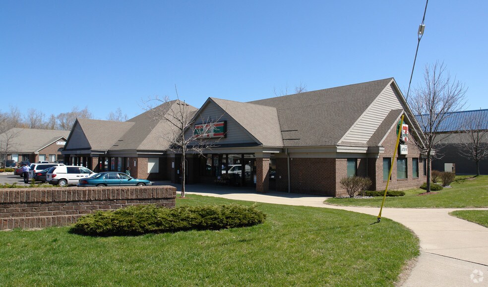 740 W Lake Lansing Rd, East Lansing, MI à louer - Photo principale - Image 1 de 4
