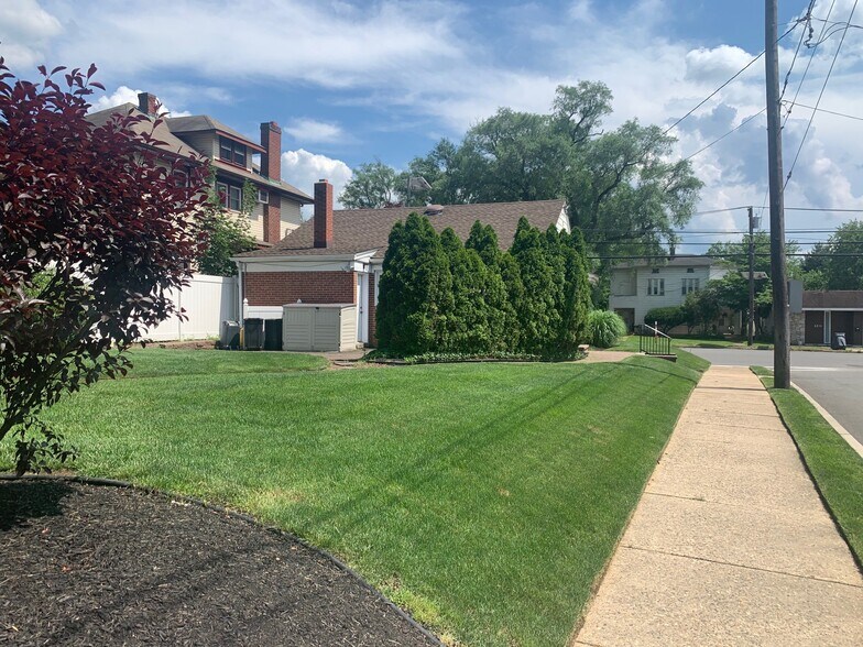 2540 Nottingham Way, Mercerville, NJ à vendre - Photo du bâtiment - Image 3 de 4